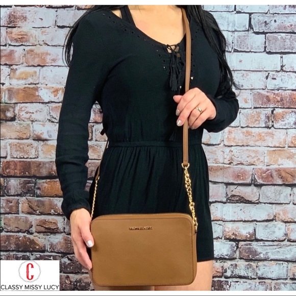 Michael Kors Handbags - 💕💕NWT Michael Kors Jet Set crossbody